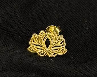 Pendientes minimalistas de flor de loto en plata de ley 925, con símbolo de loto bañado en oro.