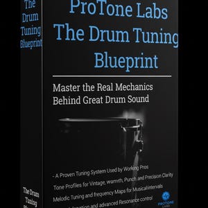 Könnte beinhalten: Eine schwarze Box mit dem Text "ProTone Labs The Drum Tuning Blueprint" in Blau. Die Box enthält auch den Text "Master the Real Mechanics Behind Great Drum Sound" und eine Liste von Funktionen. Das Produkt bezieht sich auf das Stimmen von Schlagzeug.