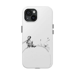 Könnte beinhalten: Eine weiße Smartphone-Hülle mit einer schwarz-weißen Strichzeichnung einer Person, die auf einem Stuhl auf der Oberfläche eines kleinen, gekrümmten Planeten sitzt. Die Illustration zeigt spärliche Vegetation und eine kreisförmige Sonne.