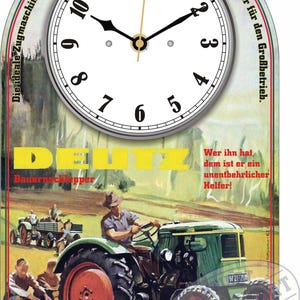Könnte beinhalten: Eine Wanduhr mit einer Vintage-Illustration eines grünen Deutz-Traktors auf einem Feld mit einer fahrenden Person. Das Zifferblatt hat schwarze Zahlen und Zeiger. Der Text umfasst 'Die ideale Zugmaschine für den Bauernhof' und 'LUFTGEKÜHLT 15 PS'.