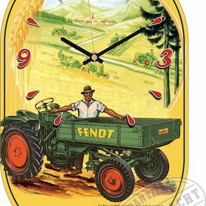 Könnte beinhalten: Ovale Wanduhr mit einer Vintage-Traktor-Illustration. Das Zifferblatt zeigt einen grünen Traktor mit dem Wort "FENDT", einen Bauern und den Text "Ich schaffe alles allein..." in einem gelben Rahmen.