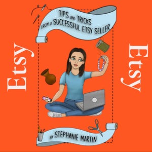 Op de afbeelding: Illustratie op een oranje achtergrond met een vrouw met een laptop, telefoon en knutselspullen. De tekst luidt "Tips en trucs van een succesvolle Etsy-verkoper" en "Etsy" in het wit. De naam van de auteur, Stephanie Martin, is ook opgenomen.