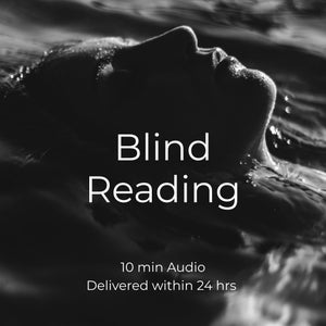 Könnte beinhalten: Eine schwarz-weiße Grafik mit dem Text Blind Reading, 10 min Audio und Delivered within 24 hrs. Der Hintergrund zeigt das Profil eines Gesichts, das teilweise in dunklem, kräuselndem Wasser untergetaucht ist, mit Lichtreflexen auf der Oberfläche.