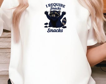 Camiseta bordada de mapache "I Require Snacks", divertida y cómoda camiseta Comfort Colors®, ideal para refrigerios.