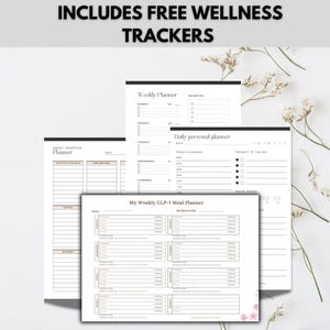Op de afbeelding: Een verzameling witte en beige wellness trackers, waaronder een weekplanner, een dagelijkse persoonlijke planner en een maaltijdplanner. De tekst "INCLUDES FREE WELLNESS TRACKERS" staat bovenaan. De planners hebben secties voor planning, prioriteiten en waterinname.
