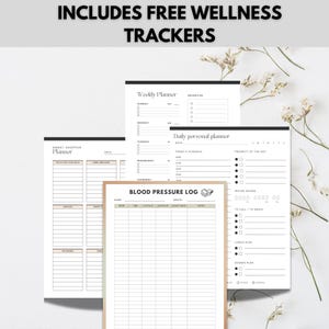 Op de afbeelding: Een verzameling afdrukbare wellness trackers, waaronder een weekplanner, dagelijkse persoonlijke planner, slimme shopper planner en bloeddruklogboek. De tekst "INCLUDES FREE WELLNESS TRACKERS" staat bovenaan. De planners zijn zwart-wit met beige accenten.
