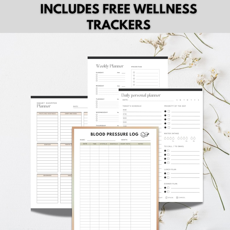 Op de afbeelding: Een verzameling afdrukbare wellness trackers, waaronder een weekplanner, dagelijkse persoonlijke planner, slimme shopper planner en bloeddruklogboek. De tekst "INCLUDES FREE WELLNESS TRACKERS" staat bovenaan. De planners zijn zwart-wit met beige accenten.