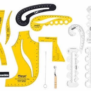 Op de afbeelding: Een verzameling naaigereedschap en kleermakersbenodigdheden, waaronder diverse patroonlinialen van geel, zwart en doorzichtig plastic, Franse curven, een metalen kopieerwieltje met houten handvat en een dunne metalen naald met maataanduidingen.