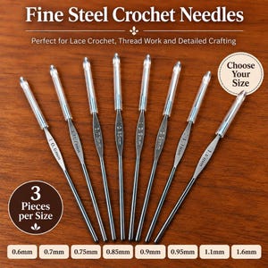 Può includere: Un set di otto uncinetti in acciaio fine con cappucci protettivi trasparenti. Ogni uncinetto è contrassegnato con la sua misura specifica: 0,6 mm, 0,7 mm, 0,75 mm, 0,85 mm, 0,9 mm, 0,95 mm, 1,1 mm e 1,6 mm. Il testo Fine Steel Crochet Needles è visibile.
