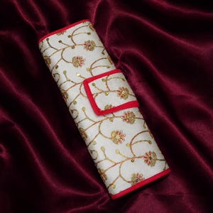 Estuche enrollable para joyas, organizador bordado con flores, estuche de viaje compacto.