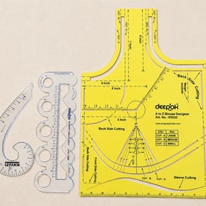 Puede incluir: Una plantilla de costura de plástico amarillo etiquetada como A to Z Blouse Designer Art. No.: D5032 con varias líneas de corte y medidas en pulgadas, junto a dos reglas de plástico transparente con bordes curvos y recortes circulares para patronaje.