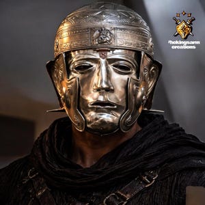 Casco de caballería romana medieval con máscara facial: réplica de acero de una antigua armadura vikinga medieval