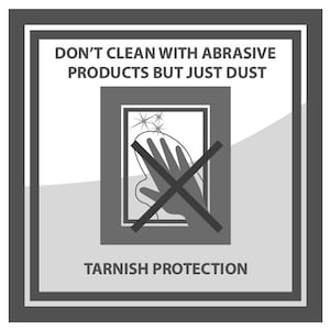 Pode incluir: Um sinal em tons de cinza com o texto "DON'T CLEAN WITH ABRASIVE PRODUCTS BUT JUST DUST" e "TARNISH PROTECTION". O sinal apresenta um gr&aacute;fico de uma m&atilde;o com uma cruz, acima de uma imagem de uma m&atilde;o tocando uma superf&iacute;cie.