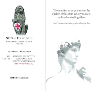 Pode incluir: Brochura para uma cole&ccedil;&atilde;o em prata esterlina de Floren&ccedil;a, It&aacute;lia. A brochura apresenta uma est&aacute;tua de le&atilde;o segurando um escudo com um emblema vermelho e branco e uma ilustra&ccedil;&atilde;o em tons de cinza de uma est&aacute;tua. O texto inclui "SEC OF FLORENCE" e "MADE IN FLORENCE".