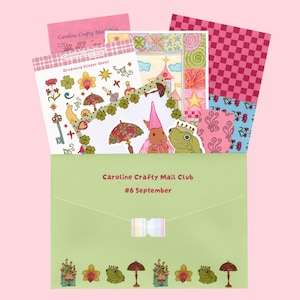Puede incluir: Un sobre verde claro etiquetado como Caroline Crafty Mail Club #6 September que contiene varios artículos de papel, incluyendo una hoja de pegatinas con motivos florales y fantásticos, una tarjeta a cuadros e ilustraciones de un conejo y una rana con coronas.