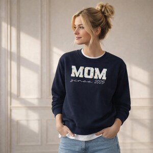 MOM Sweater im College-Style mit floraler Musterfüllung – personalisierbar mit Wunschjahr „since … – ideales Geschenk für Mamas & Neu-Mamas