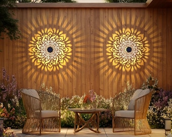 Luz de cerca con energía solar, luz de pared para terraza al aire libre con diseño de mandala de metal para decoración de jardín.