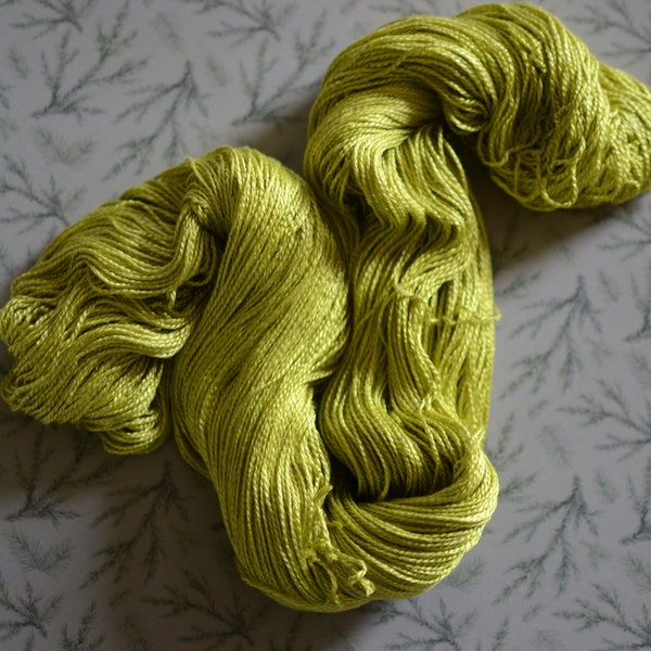 Hilo de seda morera teñido a mano, hilo para bordar, acolchado artístico, 40 m en verde oliva de 10 g, en la foto madeja de 400 m 100 g