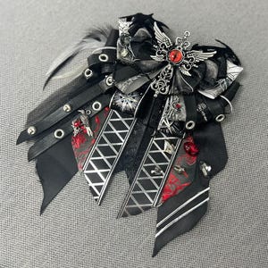 Lazo de cinta gótico: Impresión negra, detalles plateados y centro de gemas