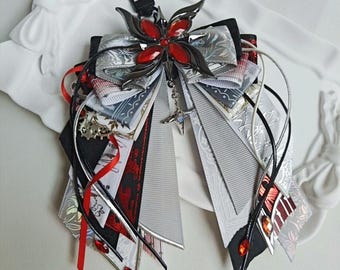 Arco Arlequín Genshin hecho a mano: cinta roja, negra y plateada con gema de mariposa