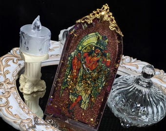 Sultan’s Game Inspired Handmade Double-Layer Liquid Shaker Resin Stand | Gold Foil Gothic Fantasy