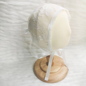 Averie Baby Mädchen Motorhaube, Spitze Elfenbein Motorhaube, Taufe Motorhaube, Taufe Motorhaube, Kopfstück mit Band und Jakobsmuschel Kanten
