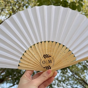 Custom Party Favors for Your Wedding：Paper fans