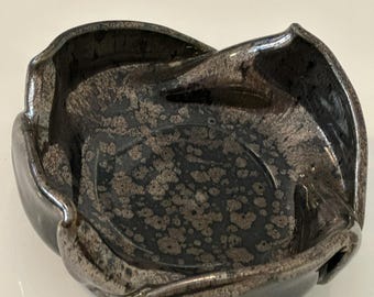 Handgemaakte decoratieve keramische kom met gesigneerd metallic zwart glazuur