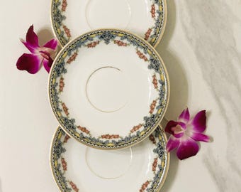 Antieke Limoges Frankrijk blauwe schoteltjes set 3 roze rozen porselein met gouden rand