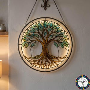 Puede incluir: Panel redondo de vidriera que representa un árbol con tronco y raíces marrones, y hojas verdes y azules. El panel está enmarcado en metal oscuro y colgado de una cadena. El fondo está iluminado, creando un efecto brillante.