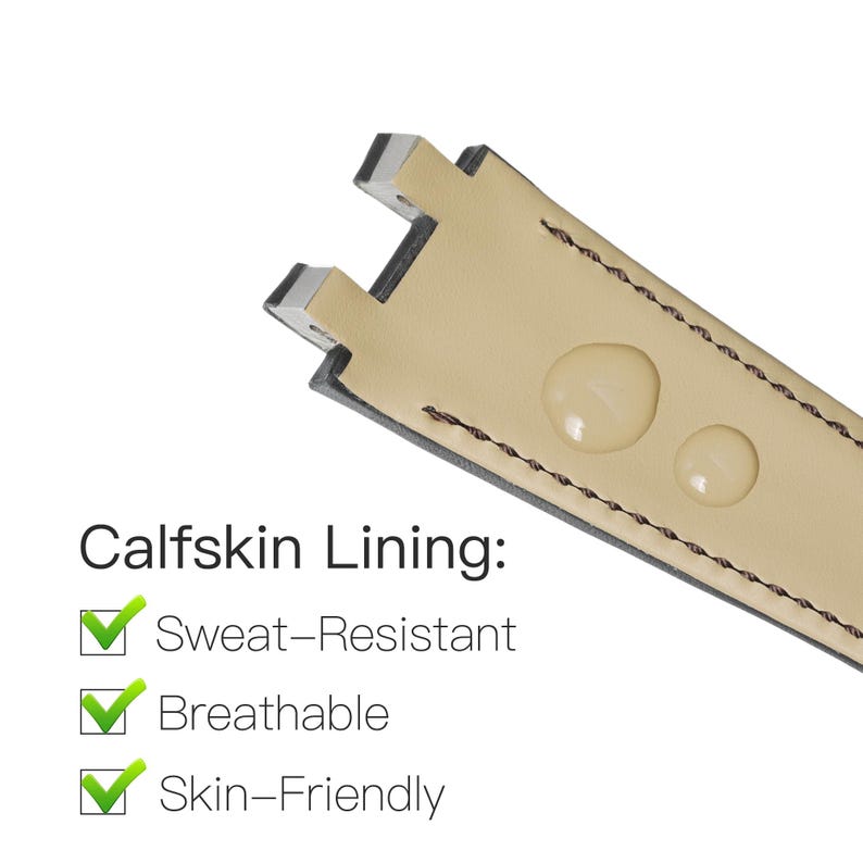 Op de afbeelding: Close-up van een horlogebandje met een beige kalfslederen voering. De band heeft een zwarte rand met bruine stiksels. De tekst "Calfskin Lining" is zichtbaar, samen met vinkjes die zweetbestendige, ademende en huidvriendelijke eigenschappen aangeven.