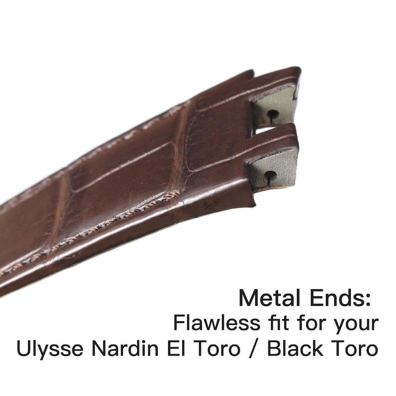 Puede incluir: Una correa de reloj de cuero marr&oacute;n con extremos met&aacute;licos. La correa tiene una superficie texturizada y est&aacute; dise&ntilde;ada para relojes Ulysse Nardin El Toro y Black Toro. El texto "Metal Ends: Flawless fit for your Ulysse Nardin El Toro / Black Toro" es visible.