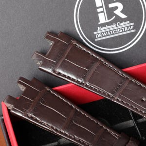 Puede incluir: Dos correas de reloj de cuero marr&oacute;n con textura de piel de cocodrilo. Las correas se presentan en una caja con el texto "Handmade Custom DRWATCHSTRAP" en un c&iacute;rculo blanco.