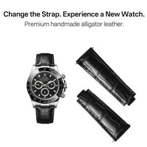 Puede incluir: Un reloj de lujo con esfera negra y caja plateada, combinado con una correa de cuero de cocodrilo negro. También se muestran dos correas de reloj adicionales de cuero de cocodrilo negro. Texto: "Change the Strap. Experience a New Watch."