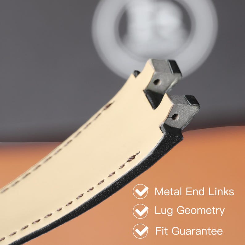 Op de afbeelding: Close-up van een horlogeband met metalen eindschakels. De band is beige met zwarte stiksels en een zwarte rand. De afbeelding bevat ook de tekst "Metal End Links", "Lug Geometry" en "Fit Guarantee".