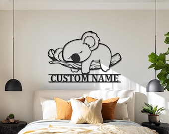 Quadro de parede personalizado em metal com coala dormindo e nome à sua escolha, decoração para quarto de bebê, placa fofa de coala, presente para chá de bebê, arte para quarto infantil, arte em metal.