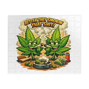 Könnte beinhalten: Ein Puzzlespiel mit einer Cartoon-Illustration von zwei lächelnden Cannabisblättern, die rauchen. Der Text "BETTER THEY SMOKIN' THAT SHIT!" wird über den Blättern angezeigt. Enthält einen Aschenbecher, ein Feuerzeug und einen Beutel mit Cannabis.