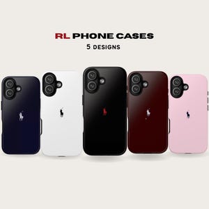 Puede incluir: Cinco fundas de teléfono en fila, cada una de un color diferente y con un pequeño logotipo de una persona a caballo. Las fundas son azul marino, blanca, negra, granate y rosa. El texto "RL PHONE CASES" y "5 DESIGNS" está en la parte superior.