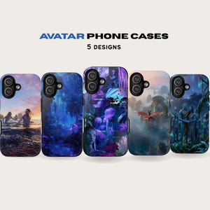 Puede incluir: Cinco fundas para teléfono con diseños de Avatar. Las fundas presentan imágenes de los personajes y paisajes de la película en tonos azules, morados y naranjas. El texto "AVATAR PHONE CASES" y "5 DESIGNS" se muestra en la parte superior.