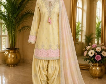 Traje Farshi Palazzo amarillo, satén de seda japonés, bordado de lentejuelas, dupatta de organza.