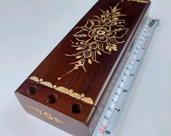 Estuche de madera de teca con motivo Cukit y portalápices (53 x 18 x 10 cm)