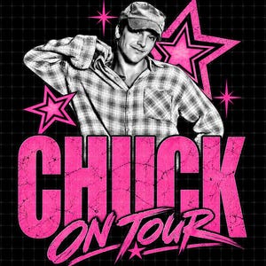 Op de afbeelding: Een grafisch ontwerp met een zwart-wit portret van een persoon in een geruit overhemd en een baseballpet. Het ontwerp bevat felroze sterren en de dikgedrukte roze tekst CHUCK ON TOUR tegen een zwarte achtergrond met een raster.