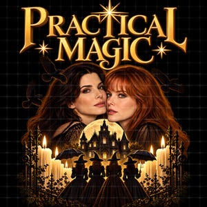 Puede incluir: Un estampado gráfico con el texto Practical Magic en letras doradas sobre dos mujeres de cabello oscuro y pelirrojo. Debajo, cuatro siluetas de figuras con sombreros de bruja y vestidos frente a una casa grande, velas y una luna llena.