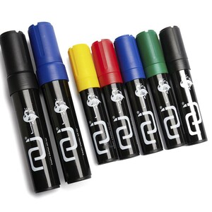 Può includere: Un set di sette pennarelli neri con cappucci colorati blu, giallo, rosso, blu, verde e nero. Ogni pennarello ha un logo bianco e testo sul fusto. I pennarelli sono disposti su sfondo bianco.