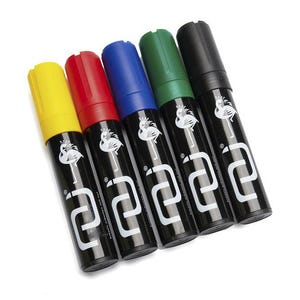 Peut inclure: Cinq marqueurs colorés avec des corps noirs et des bouchons de couleur assortie. Les marqueurs sont jaunes, rouges, bleus, verts et noirs. Chaque marqueur porte un logo blanc représentant un flamant rose et le chiffre 2.
