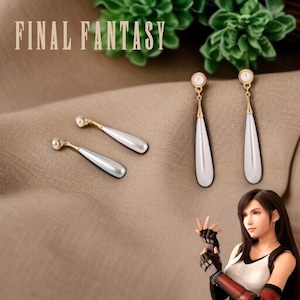 Op de afbeelding: Goudkleurige en witte druppelvormige oorbellen met een parelaccent. De tekst "FINAL FANTASY" is zichtbaar op de achtergrond. De oorbellen hebben een elegant ontwerp, perfect voor fans van de game.