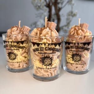 Op de afbeelding: Een rustiek houten bord met de tekst "Welcome to our home" in witte letters. Het bord heeft een verweerde afwerking en een eenvoudig, uitnodigend ontwerp, perfect voor voordeurdecoratie.