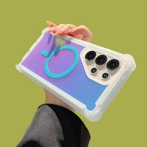 Puede incluir: Una funda transparente para teléfono con un fondo degradado púrpura y azul. La funda tiene un marco blanco y un diseño de círculo azul claro. La funda del teléfono tiene un módulo de cámara con tres lentes y dos lentes más pequeñas.