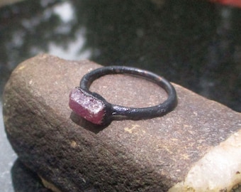 Ring ruwe robijnkristallen: geëlektroformeerd koper, zwarte band, maat 8 inch