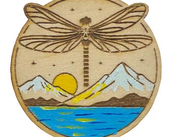 Libélula en el lago de montaña - Pin de madera e imán